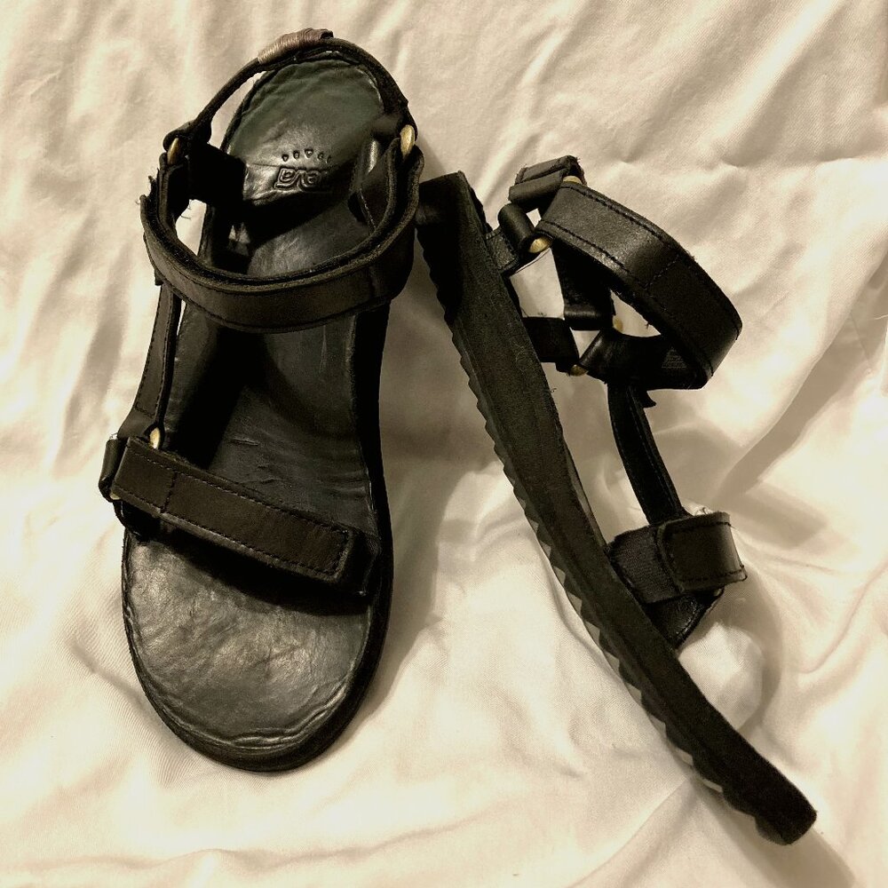 Good Condition Women's SZ 10 LEATHER TEVA Original Universal Slim Sandal, Black